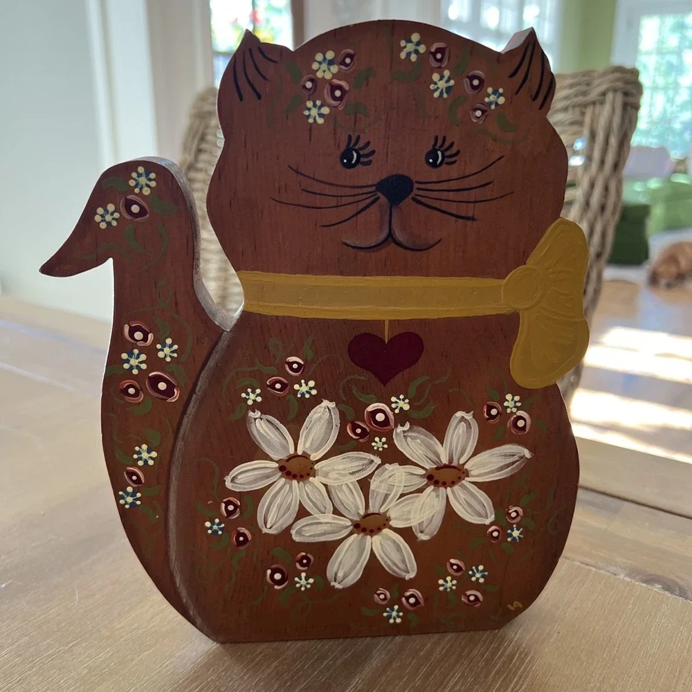 VTG Folk Art Hand Painted Wooden Sitting Cat Floral Flower Heart 8.5